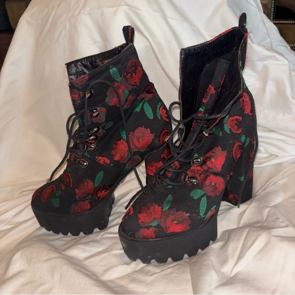 Elegant Floral Lace-Up Boots